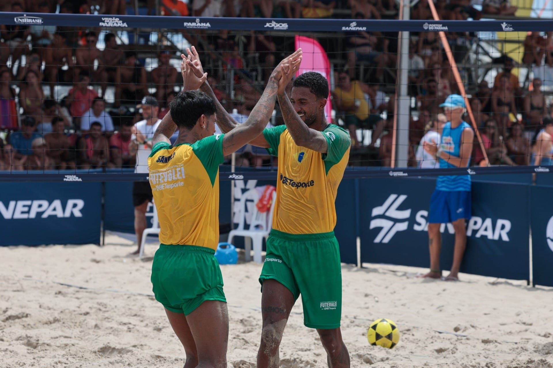 Brasil vence Argentina em desafio de futevôlei no Verão Maior