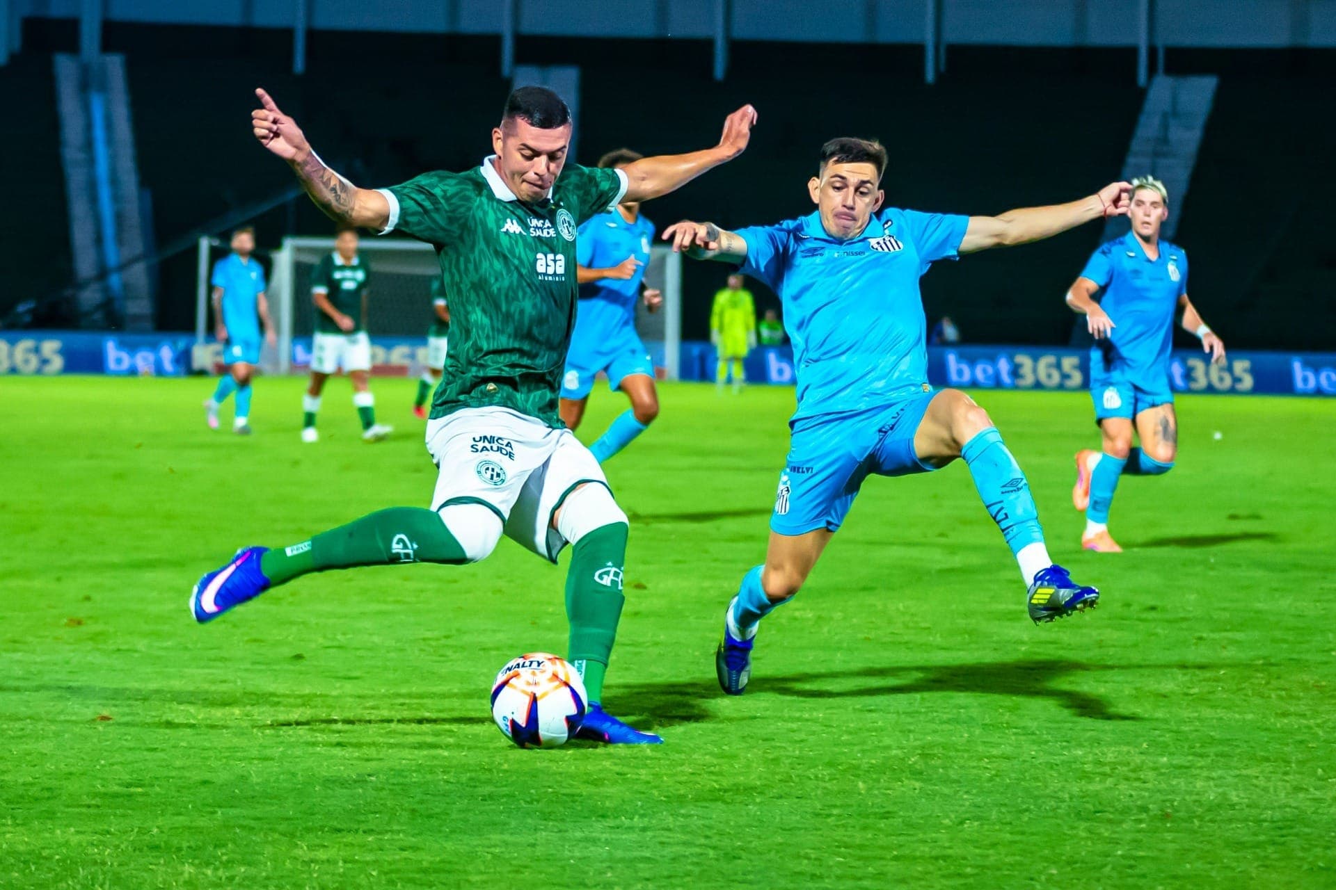 Dentinho, do Guarani, durante a partida entre Guarani e Santos
