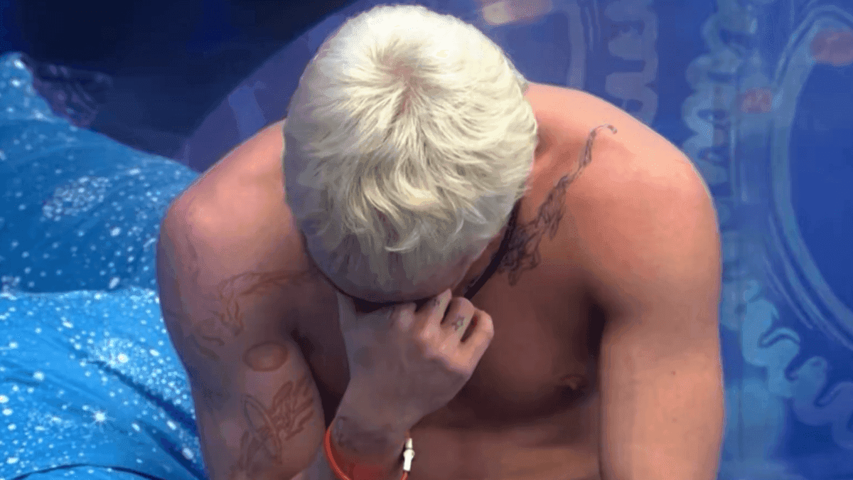 Pedro suja casaco de Marina Sena e Juliano Floss desaba