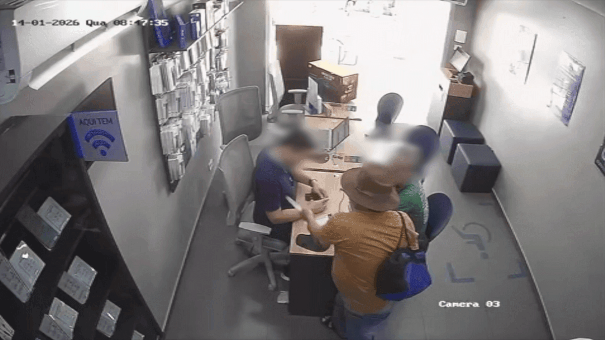 Idoso esfaqueia gerente de loja de celular em Pernambuco