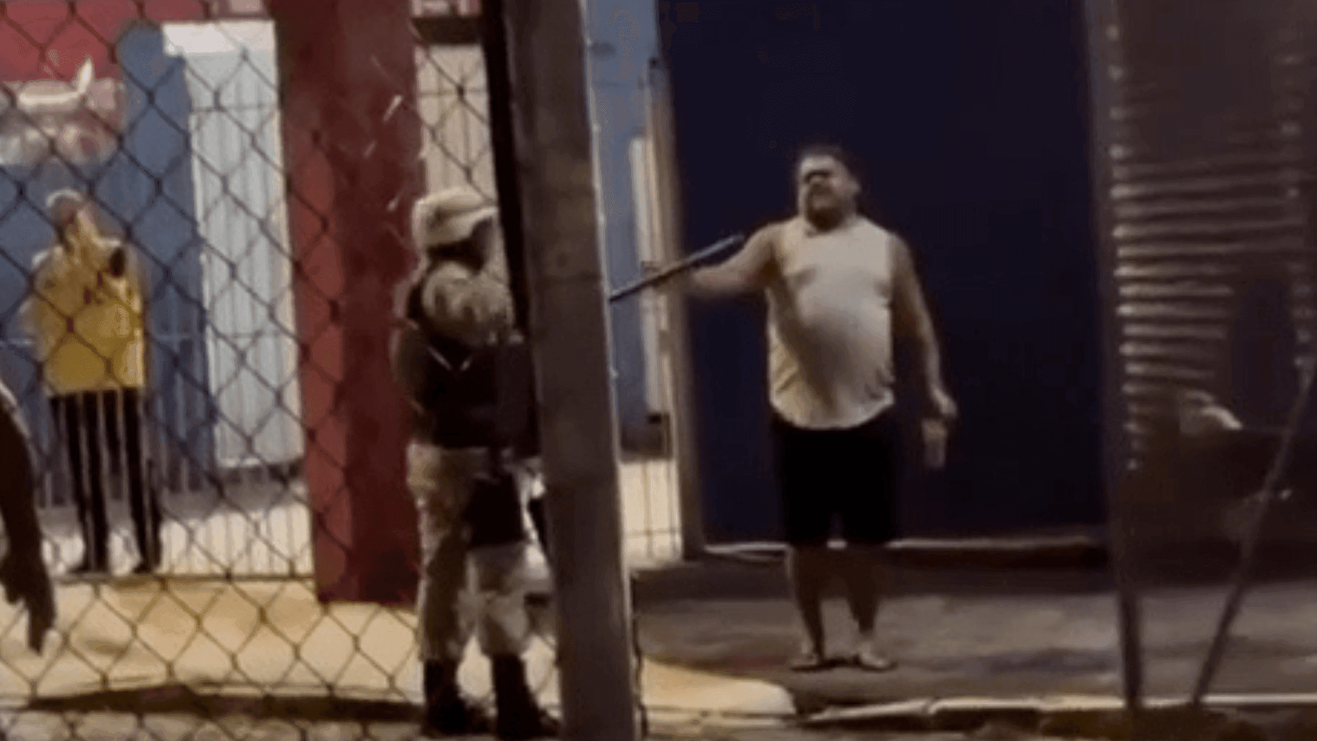 Vídeo mostra ex-jogador sendo abordado por policiais durante partida do São Joseense