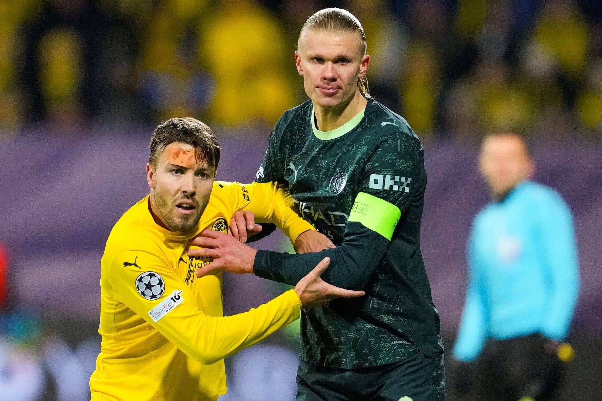 Fredrik Bjorkan, do Bodo/Glimt, em ação com Erling Haaland, do Manchester City
