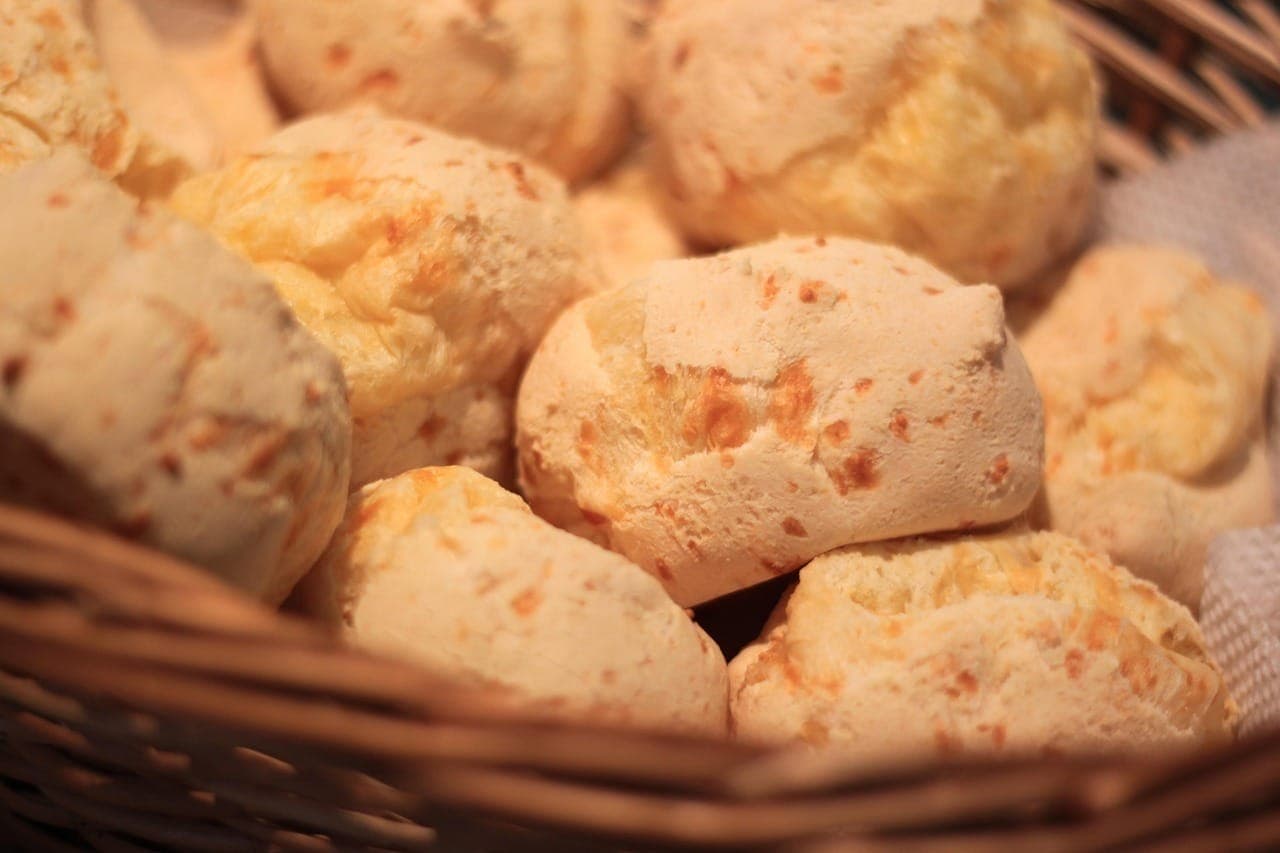 Quem não ama acordar com cheiro de pão de queijo assando?