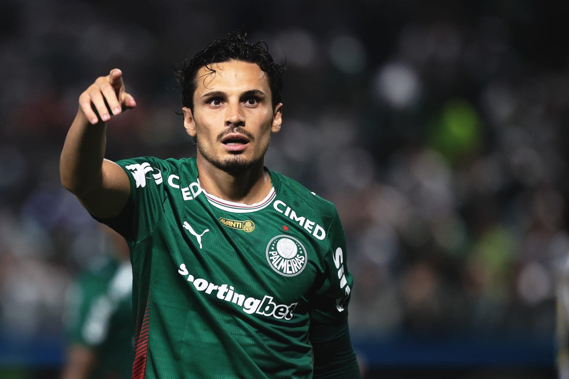 Raphael Veiga, do Palmeiras, durante clássico contra o Santos