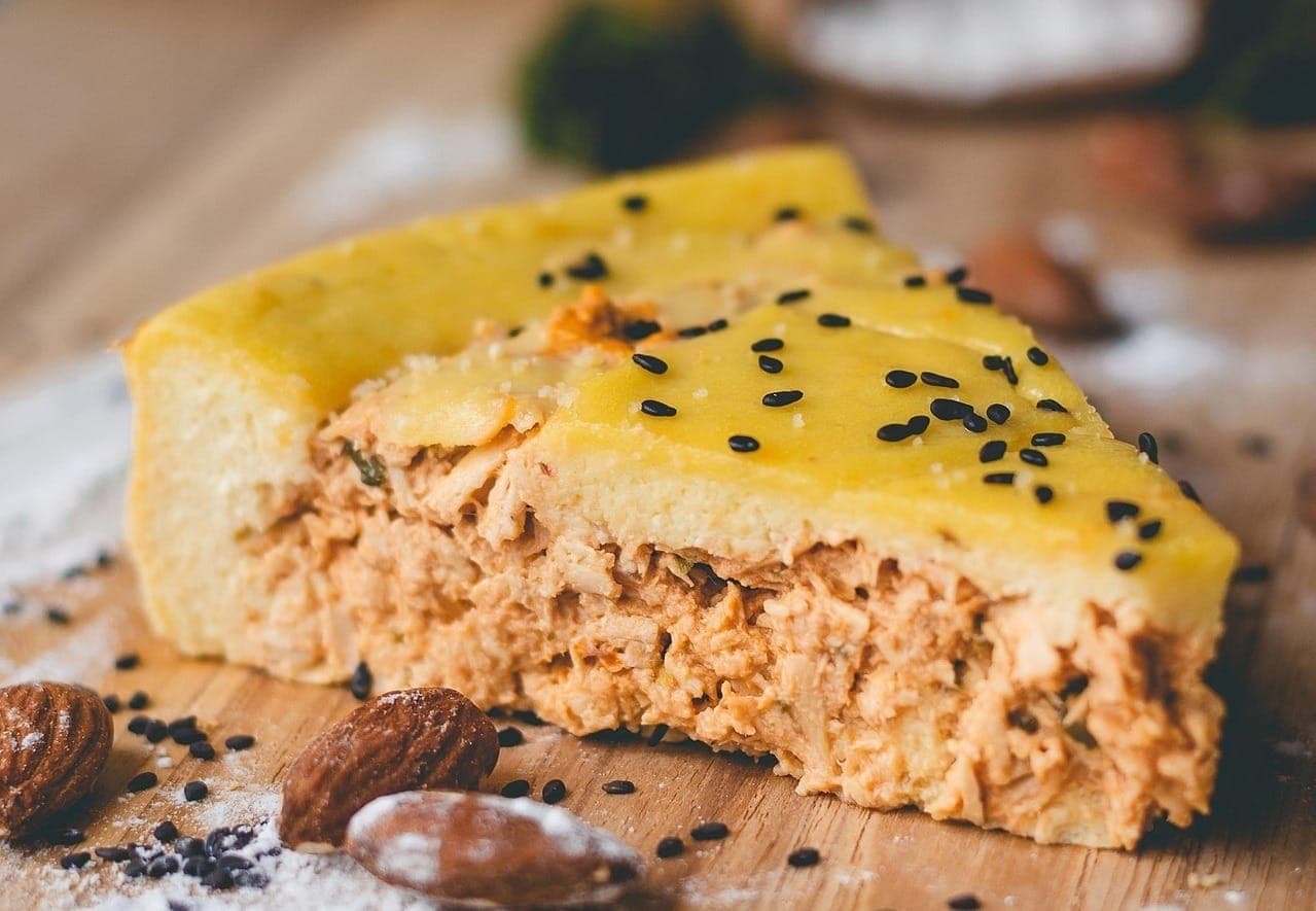 Torta de frango: receita resgata a tradição dos empadões, com uma massa amanteigada trabalhada à mão e um recheio cremoso