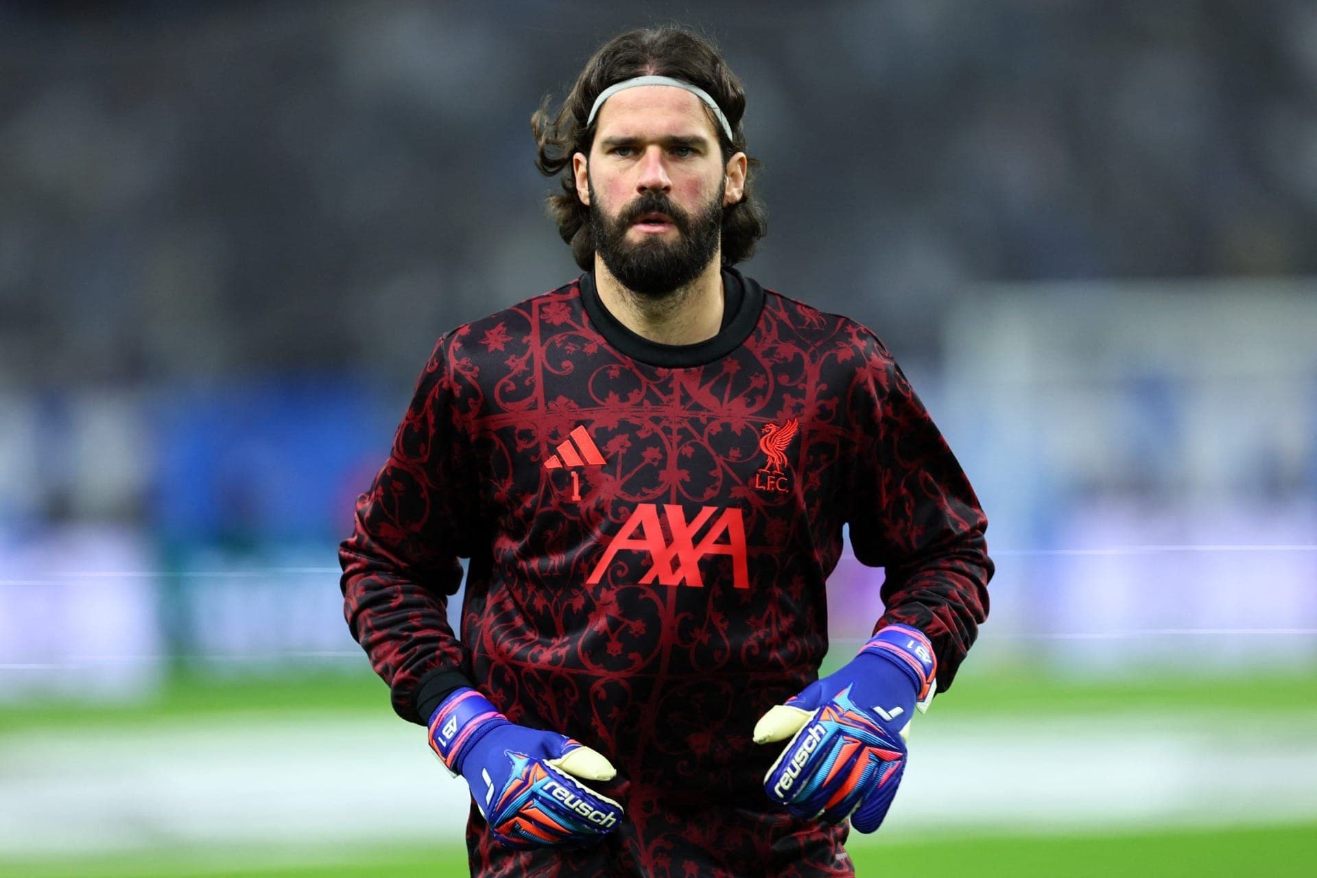 Alisson Becker, do Liverpool, durante o aquecimento antes da partida contra o Marselha