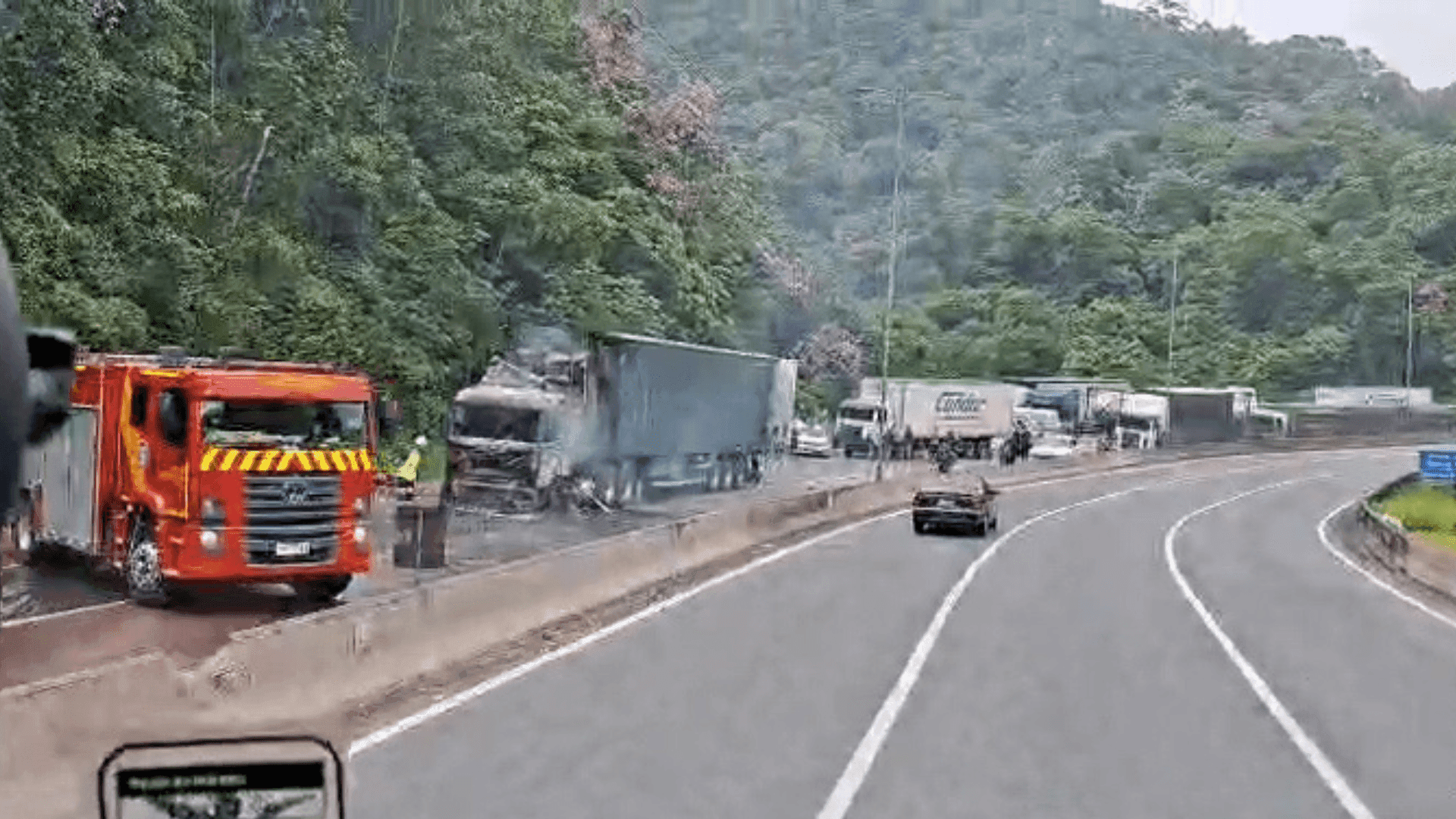 Caminhão pega fogo na BR-376 e causa 15 km de fila em Guaratuba