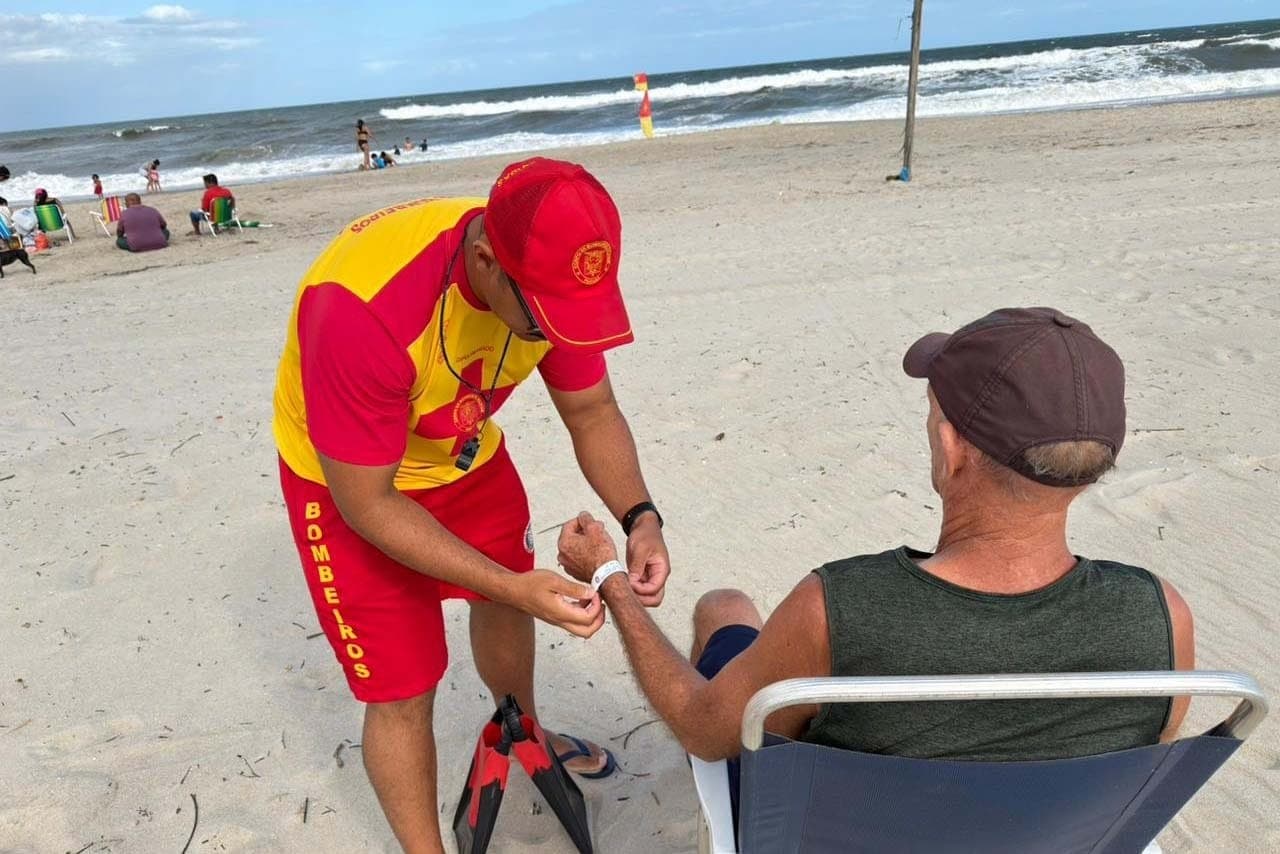Cuidados com idosos na praia: orientações dos Bombeiros no verão
