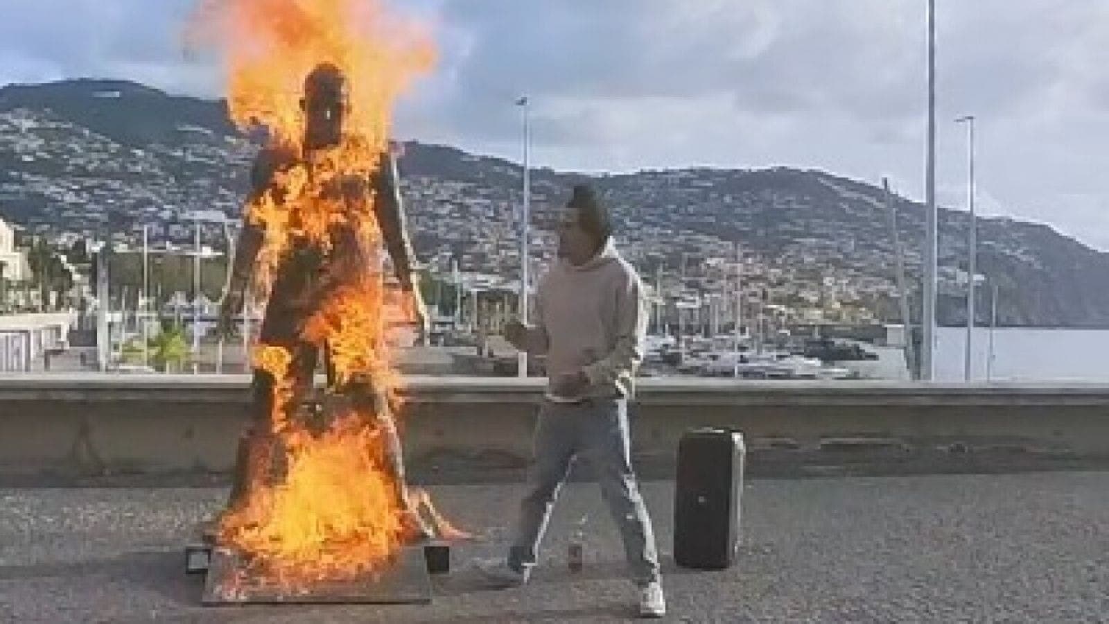 Estátua em homenagem ao Cristiano Ronaldo é incendiada