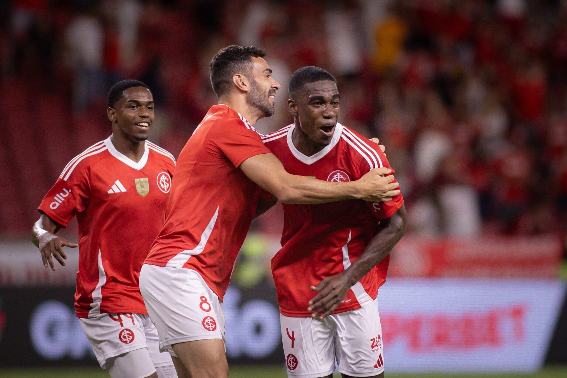 Félix Torres, do Internacional, comemora seu gol com Bruno Henrique