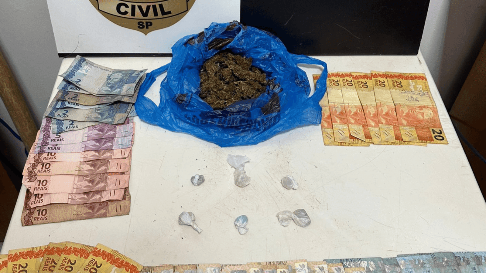 Foram apreendidas porções de cocaína, maconha e crack