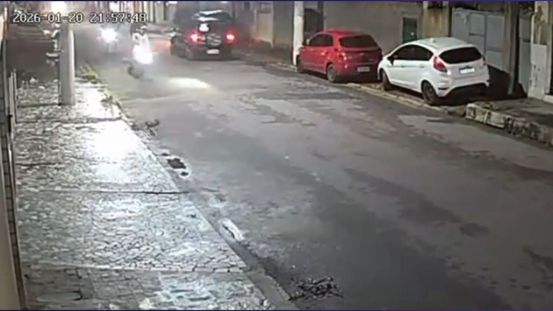 No local, ele foi reconhecido pela vítima como um dos autores da tentativa de roubo e permaneceu sob custódia