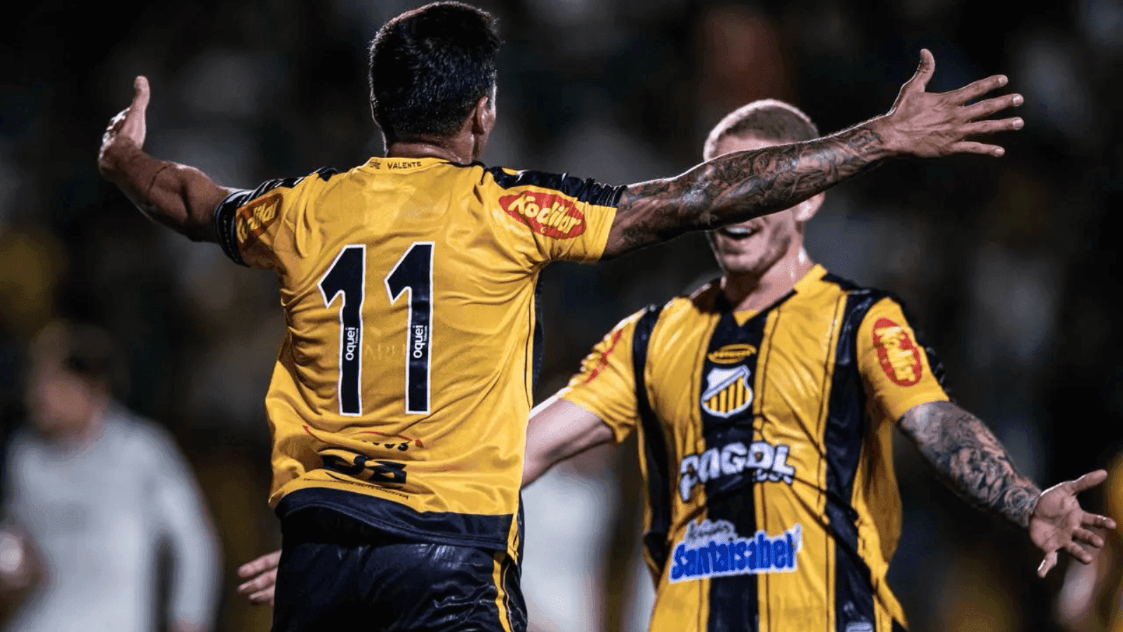 O destaque da noite foi o atacante Robson om três gols