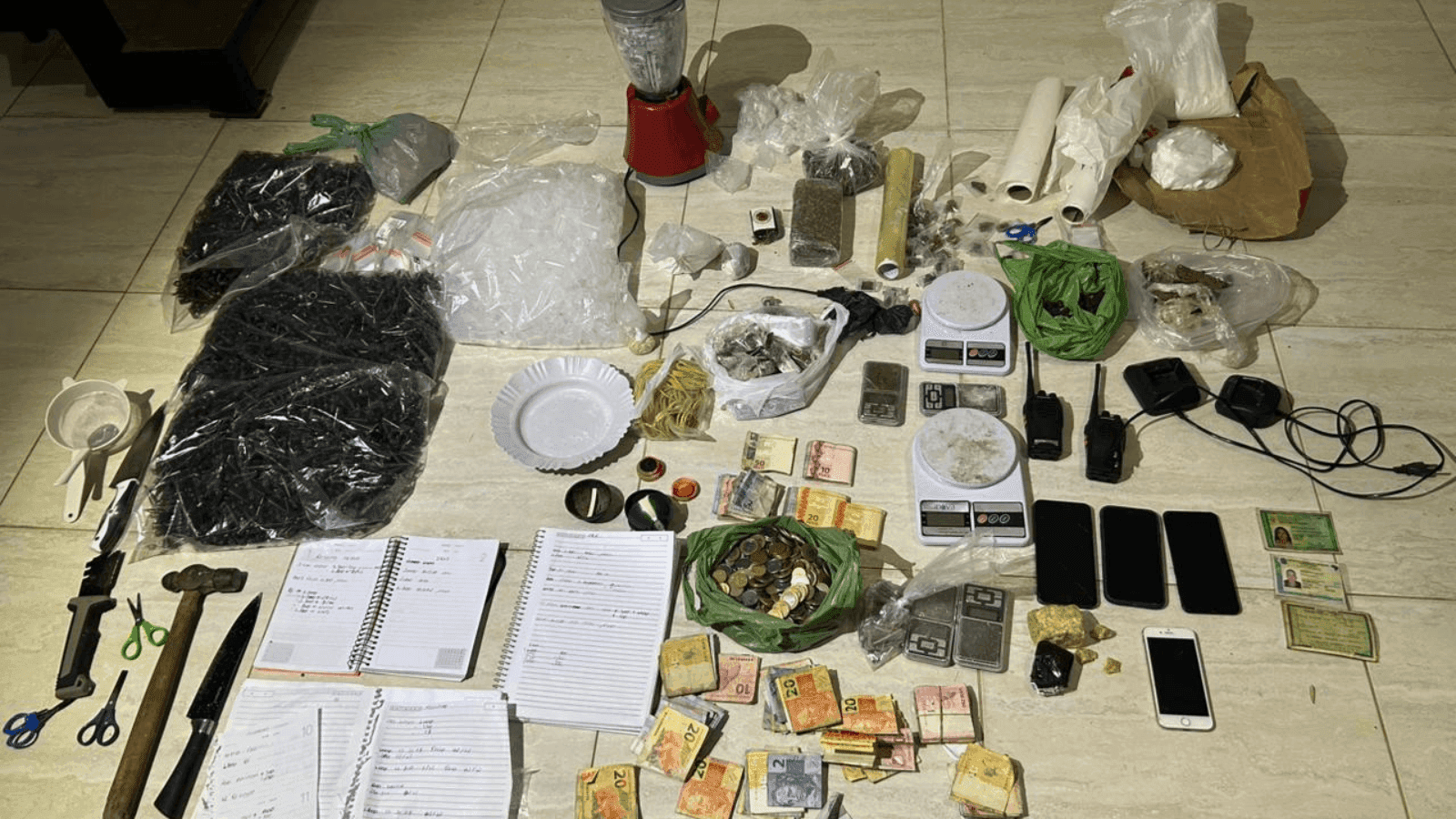 O veículo utilizado na ação criminosa também foi apreendido