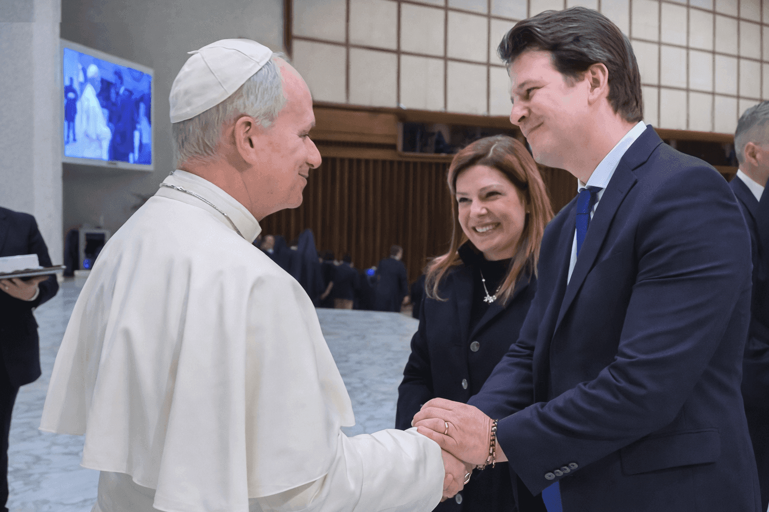 Prefeito Eduardo Pimentel com a primeira-dama Paula Mocellin, na audiência com o Papa Leão XIV. Vaticano, 21/01/2026