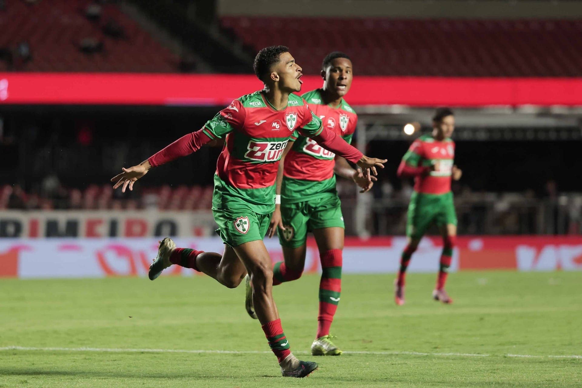 Renê, da Portuguesa, comemora gol contra o São Paulo