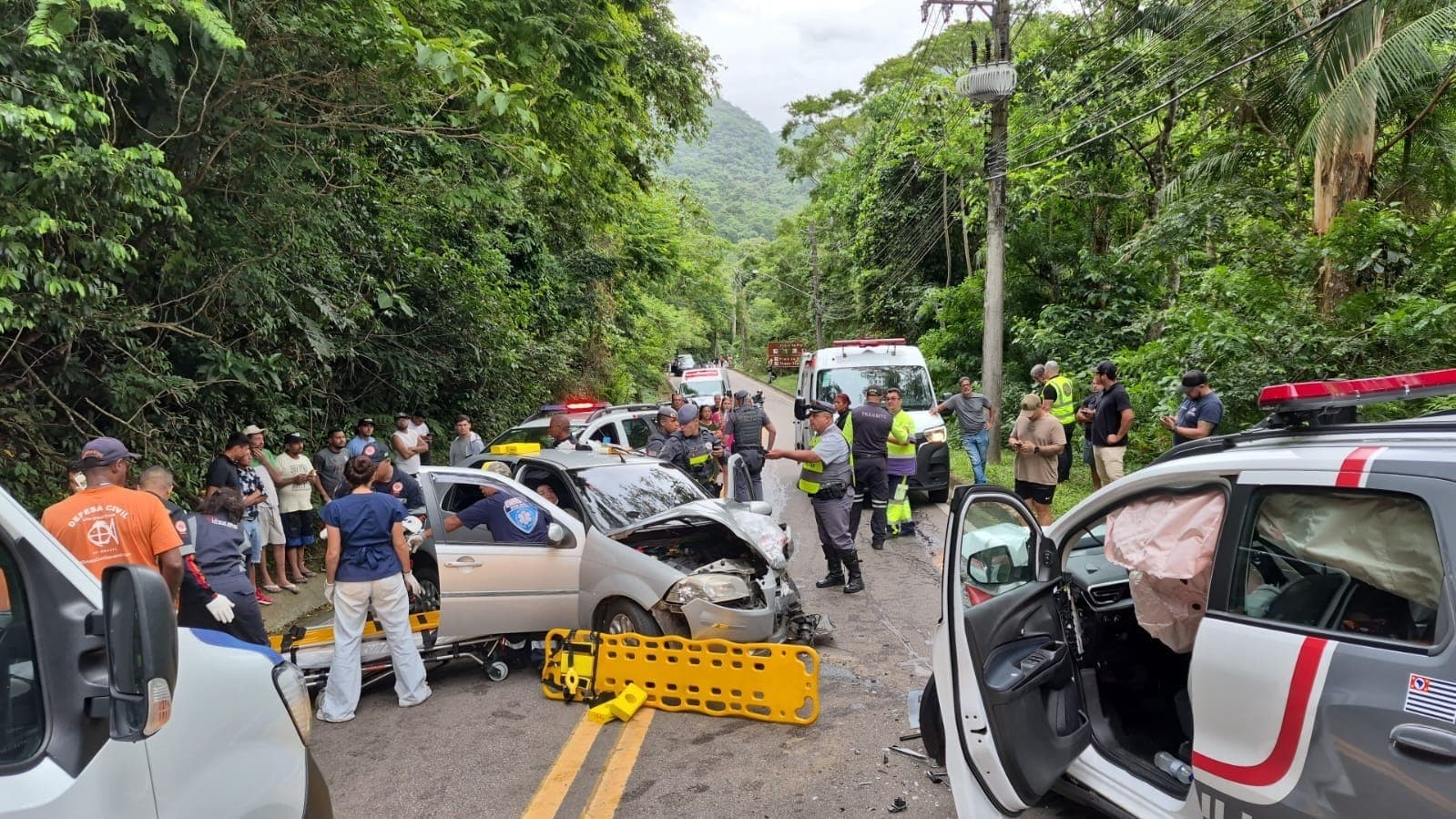 Três veículos se envolveram em acidente na Rio Santos