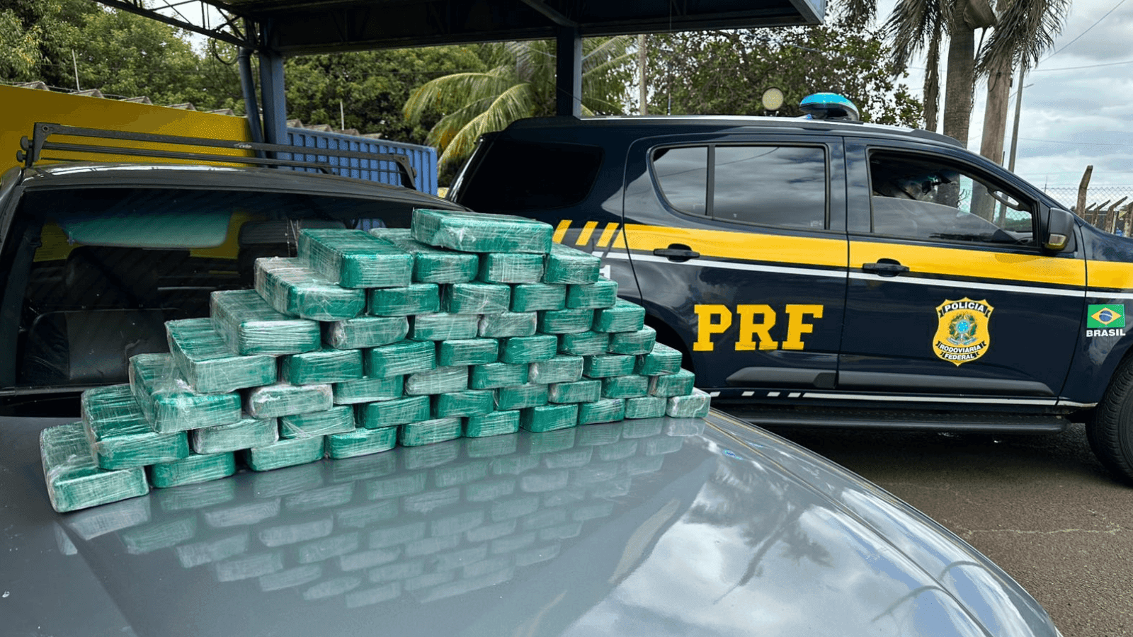 A droga estava escondida atrás dos bancos traseiros do veículo