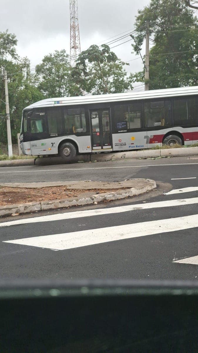 Acidente com ônibus interdita a Rua Oscar Americano no Morumbi