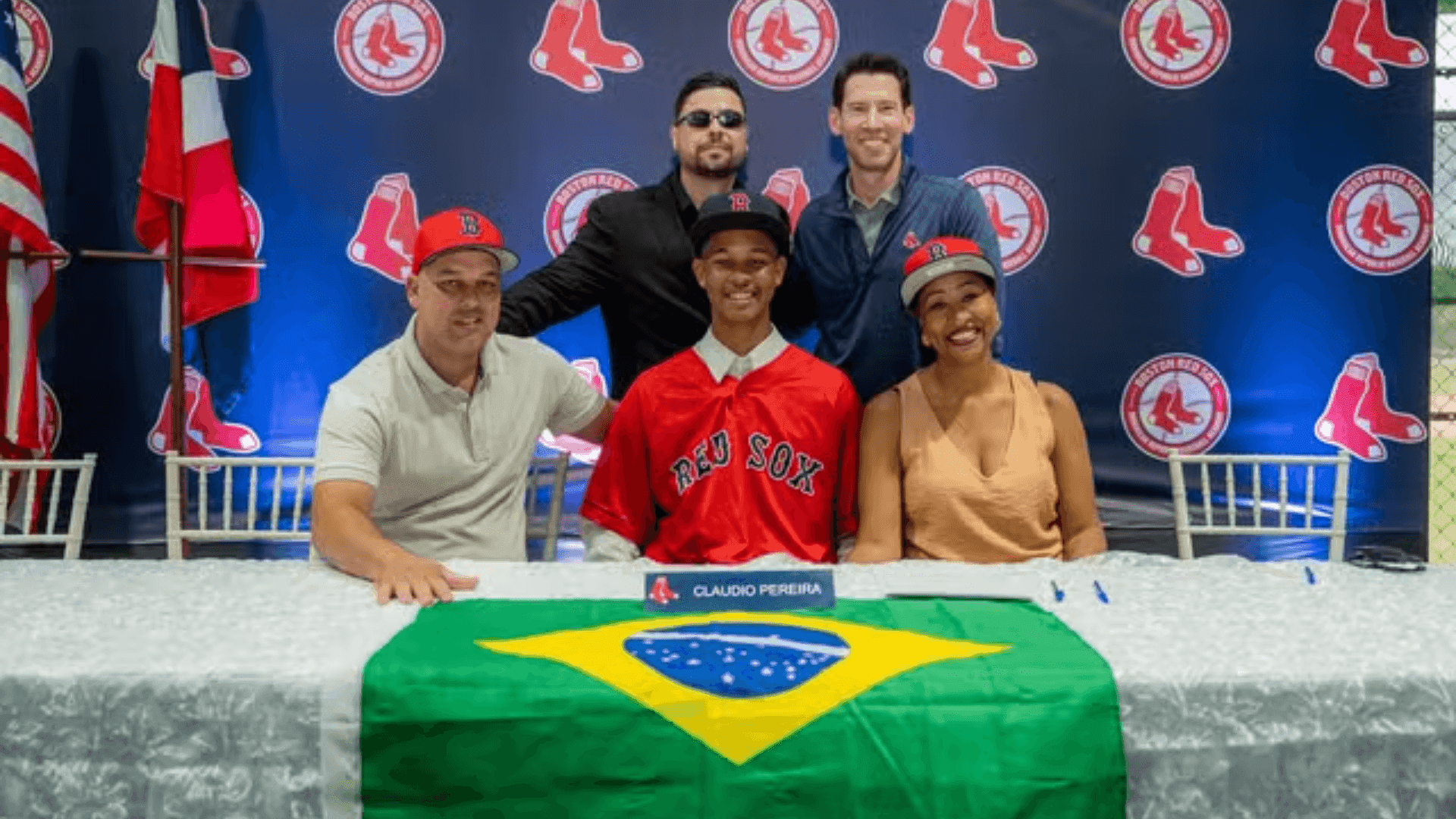 Cláudio Pereira assinou contrato de sete anos com o Boston Red Sox, da MLB