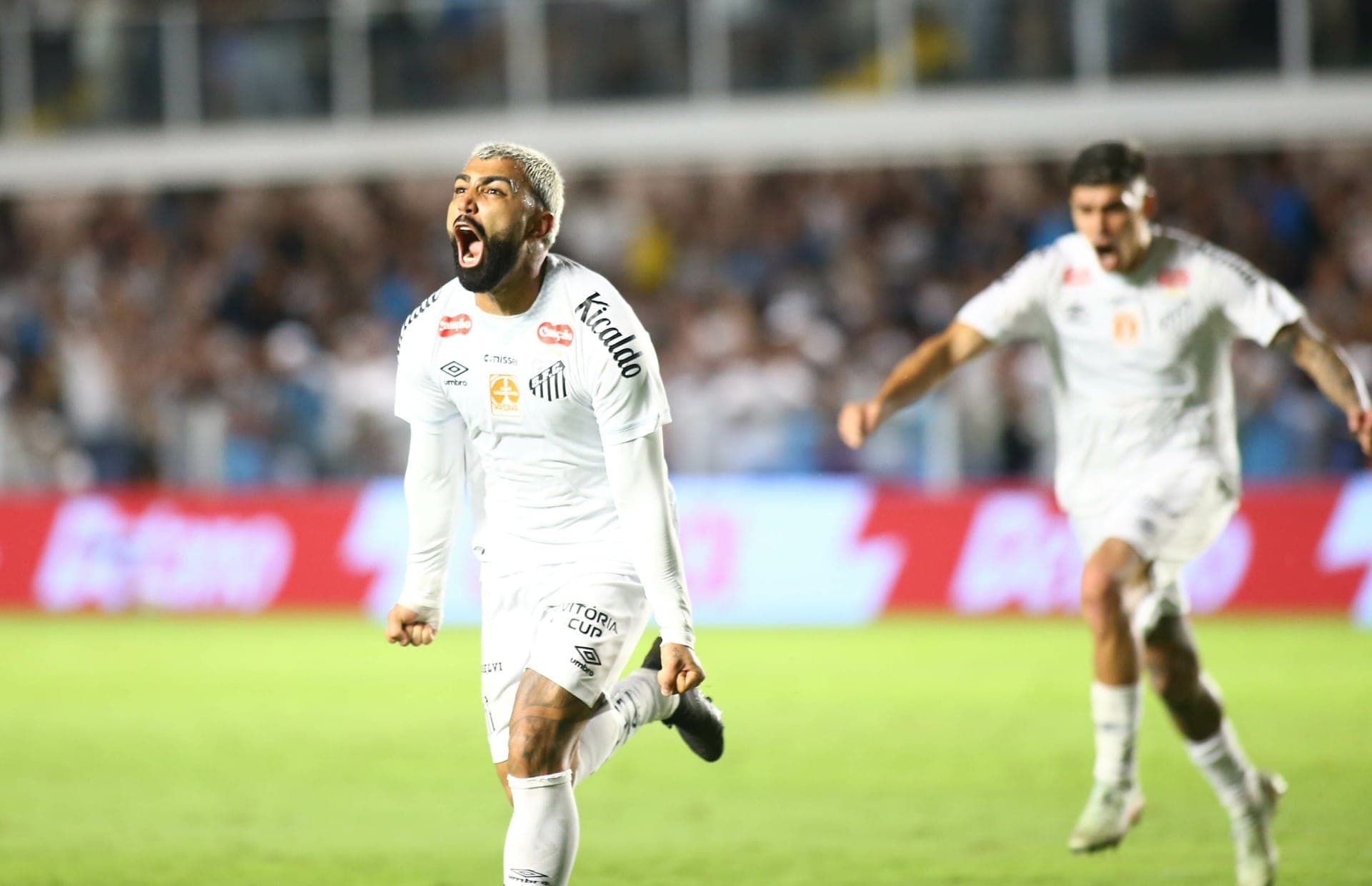 Gabigol comemora gol do Santos contra o Corinthians