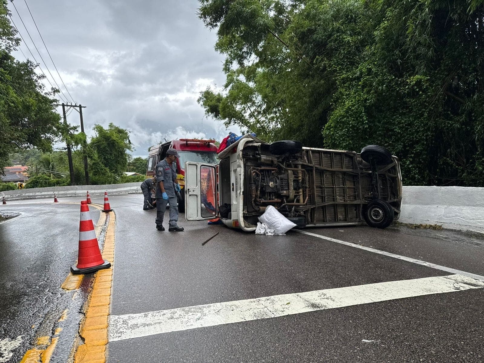 Kombi tomba na Rio Santos e deixa quatro feridos em São Sebastião