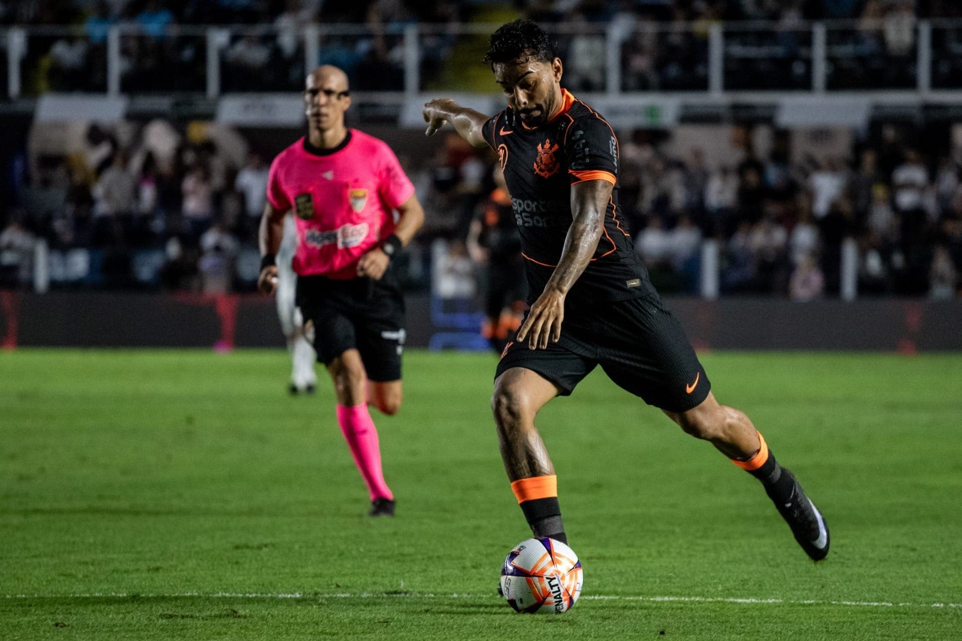 Matheus Bidu durante a partida entre Santos e Corinthians