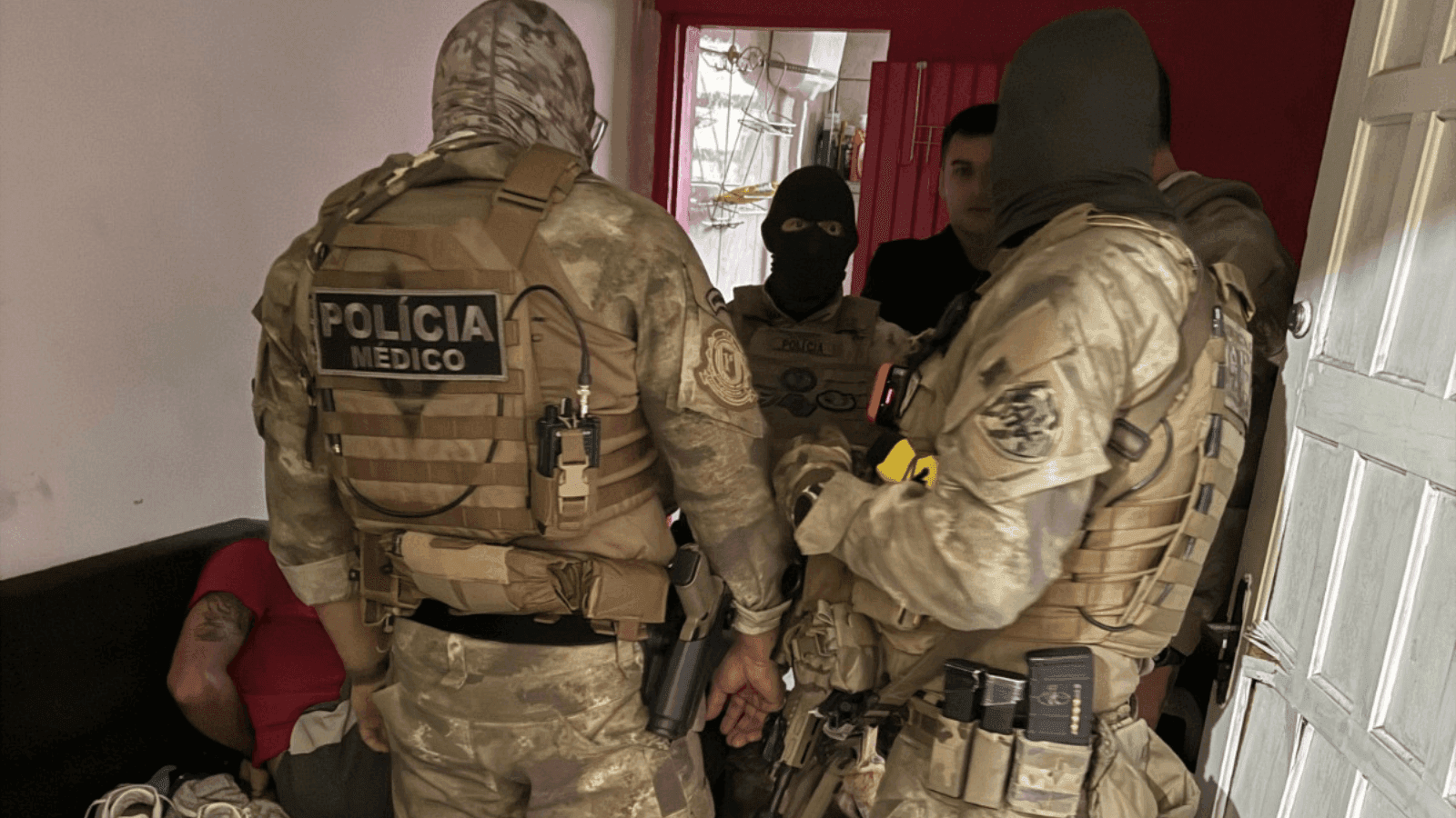 Os suspeitos teriam participado de roubo a residência