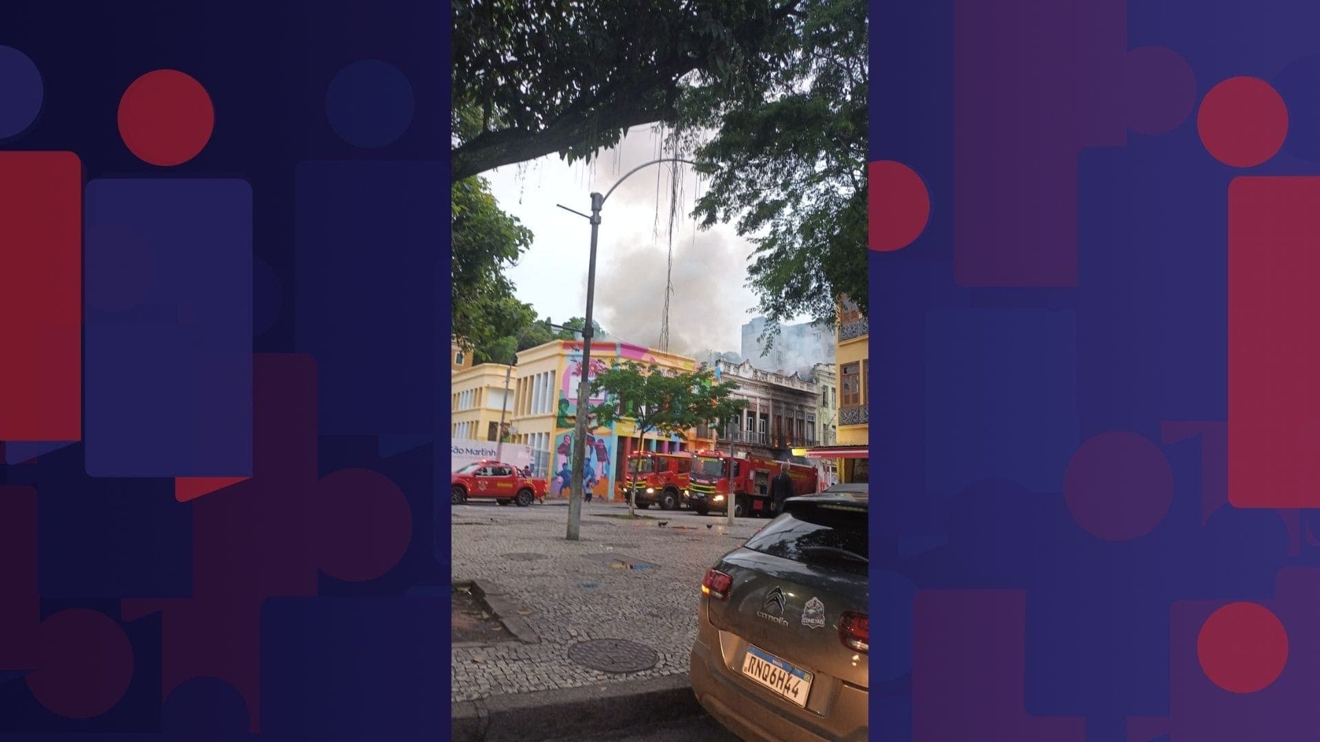 Por conta das chamas e da fumaça, moradores de imóveis vizinhos precisaram sair de casa