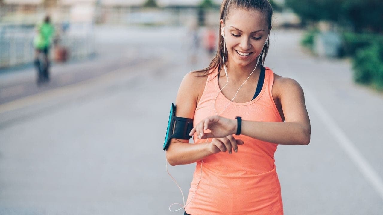 Relógios e anéis inteligentes usam IA para monitorar sinais do corpo em tempo real