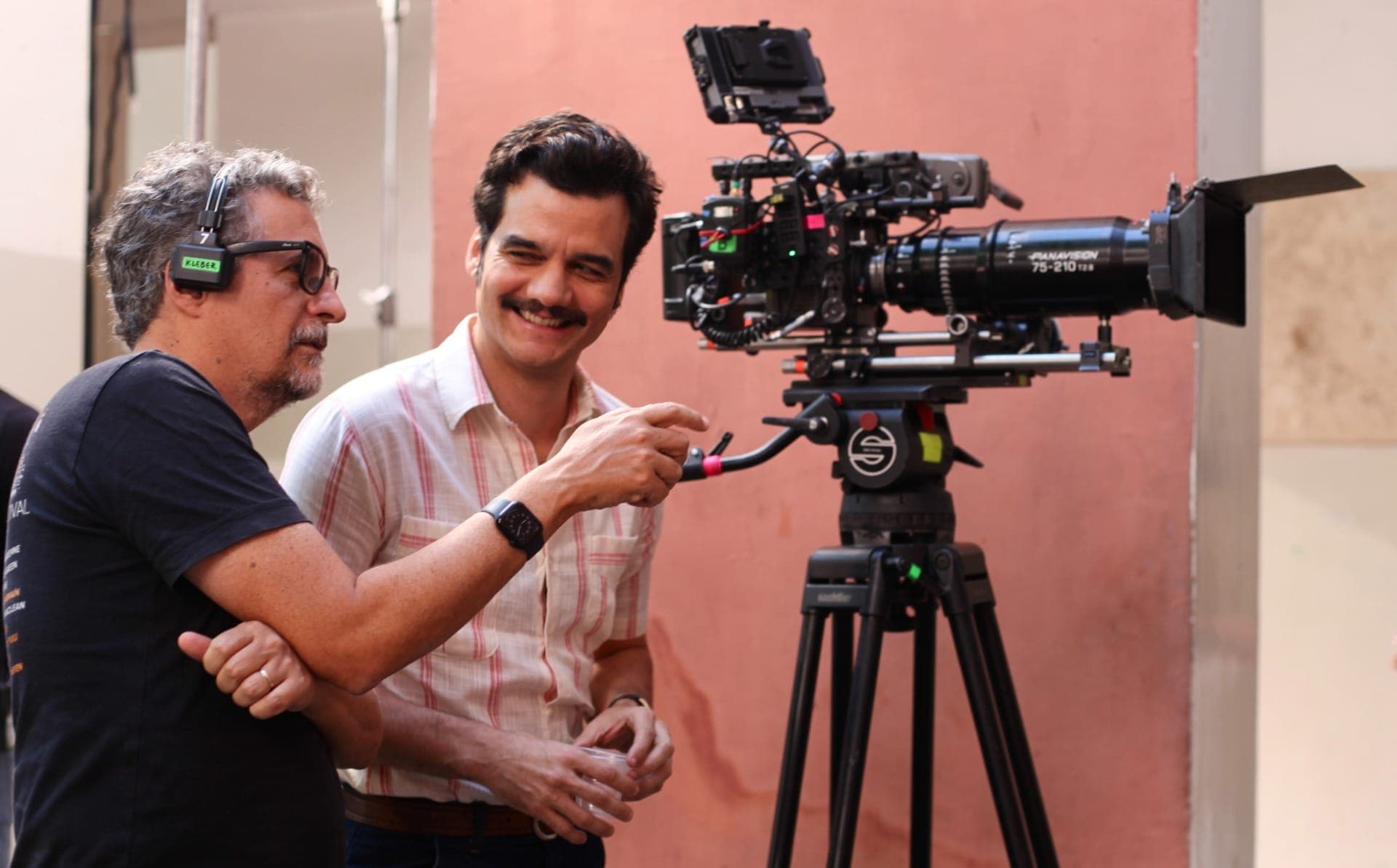 Wagner Moura e Kleber Mendonça Filho nos bastidores de 'O Agente Secreto'