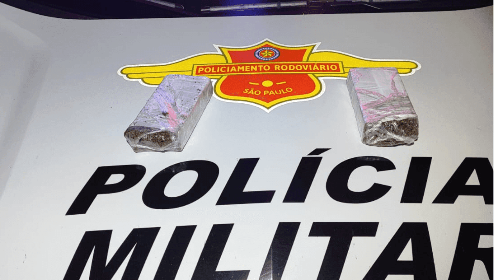 A droga estava escondia dentro do carro dos suspeitos
