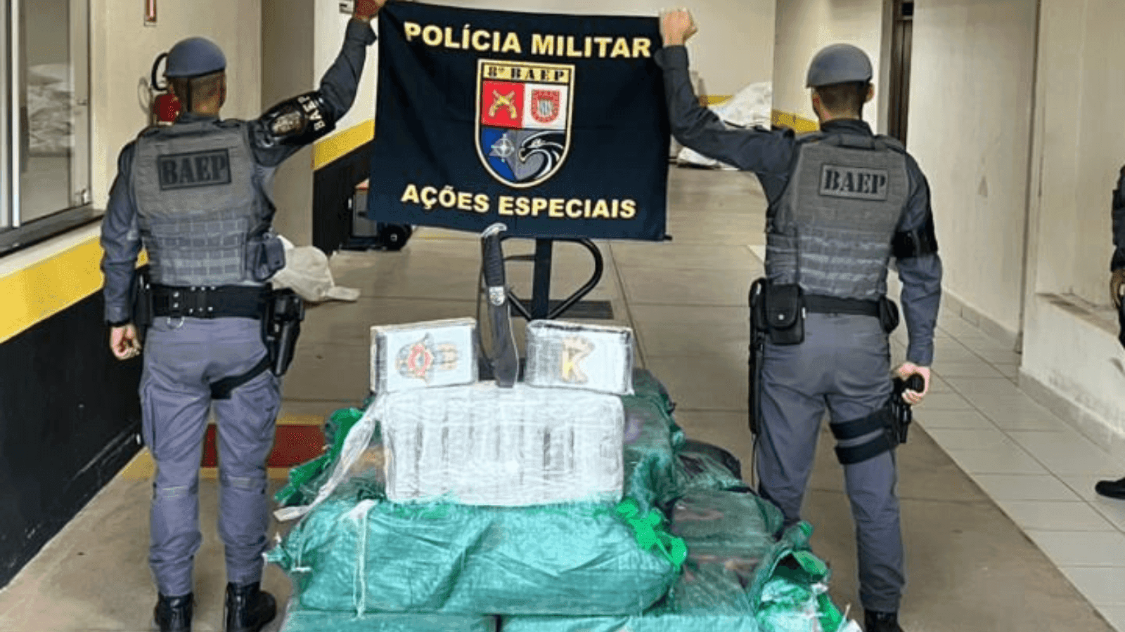 A droga estava escondida no interior do veículo apreendido