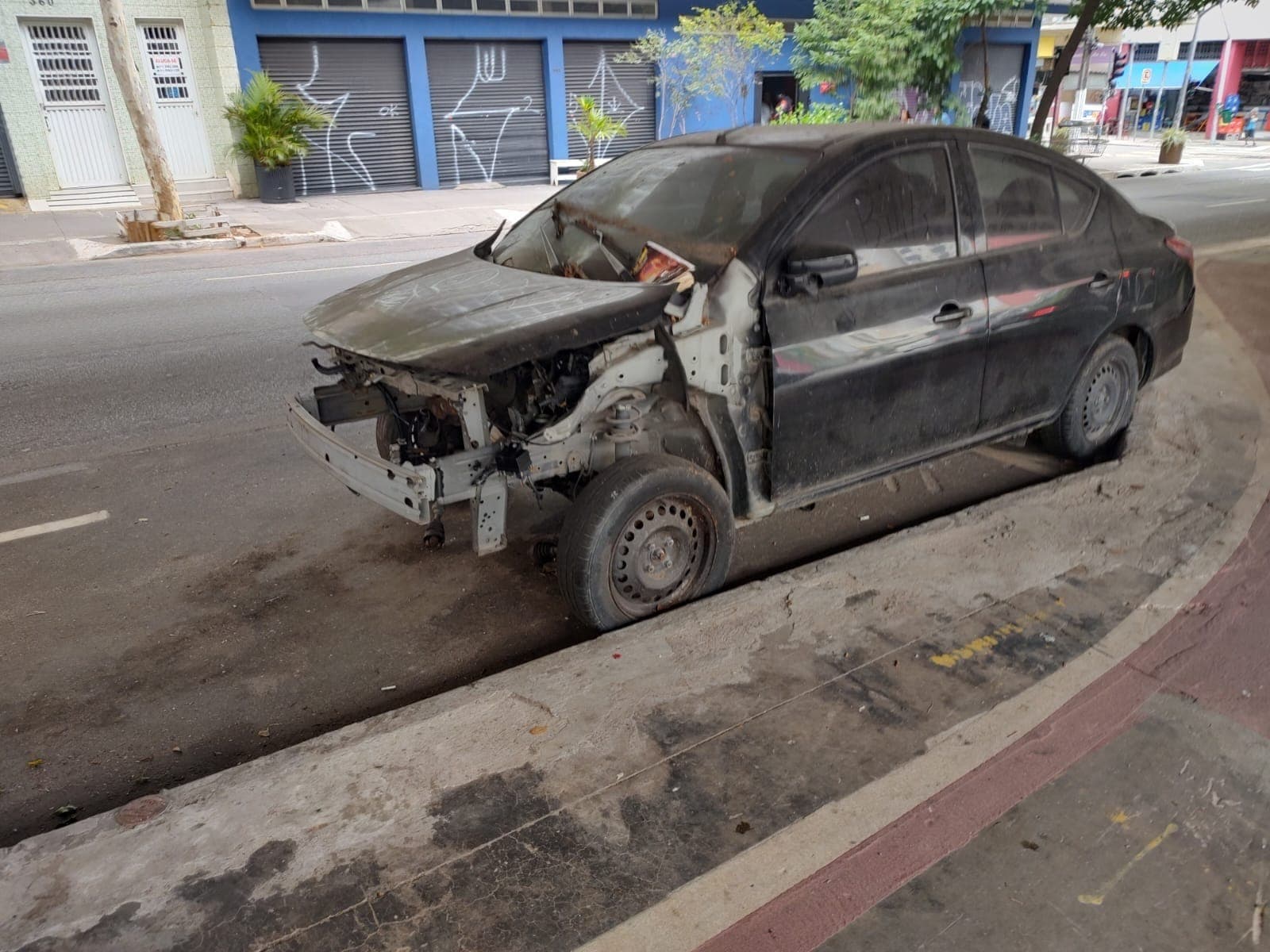 Bolsão na Amaral Gurgel vira ponto de carros abandonados em São Paulo