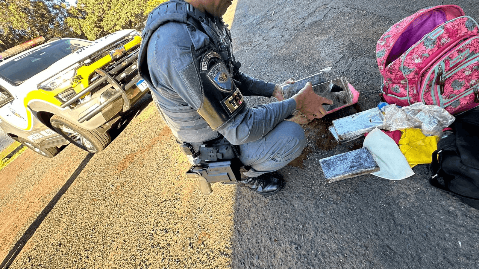 Foram apreendidos tijolos de maconha e na skank na mochila