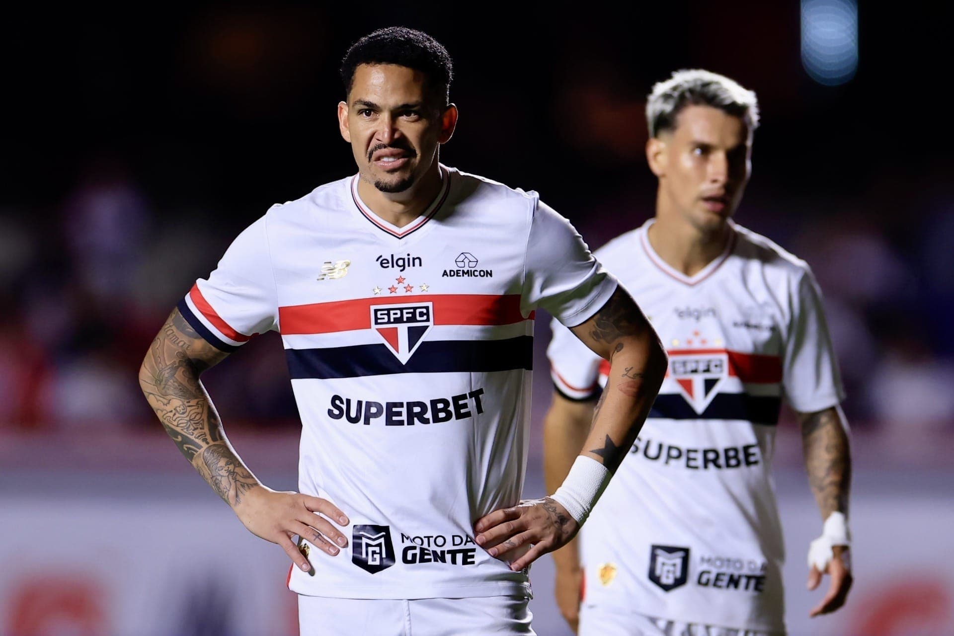 Luciano e Ferreirinha, atacantes do São Paulo, durante partida contra a Portuguesa