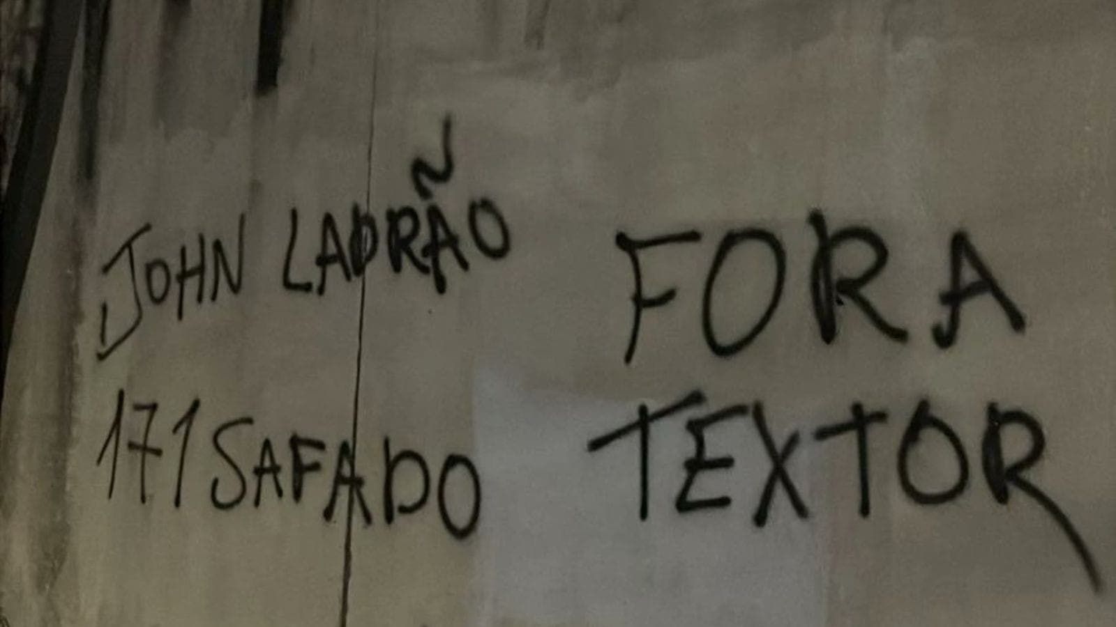 Muros do CT do Botafogo foram pichados com críticas a John Texto
