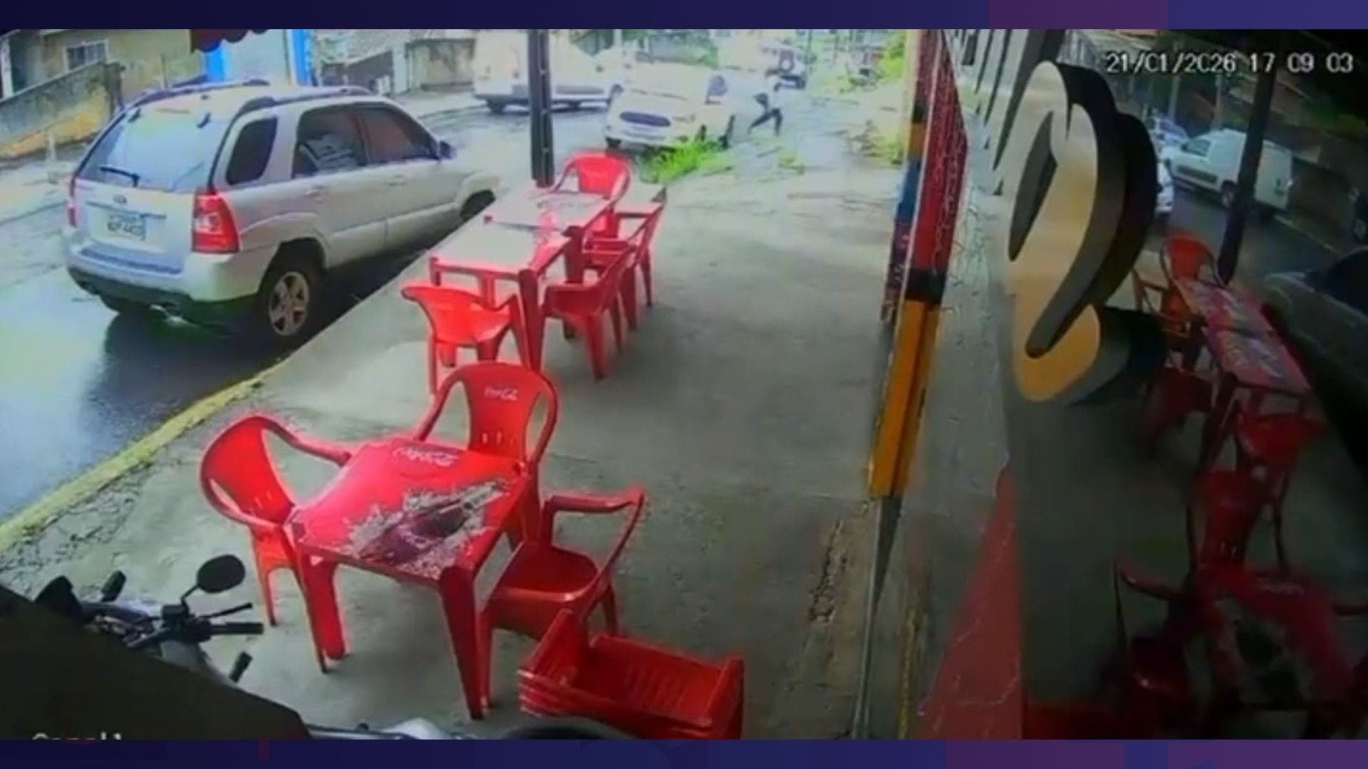 No momento da batida, a criança e a mãe estavam dentro do carro, aguardando o pai comprar refrigerantes em um estabelecimento comercial