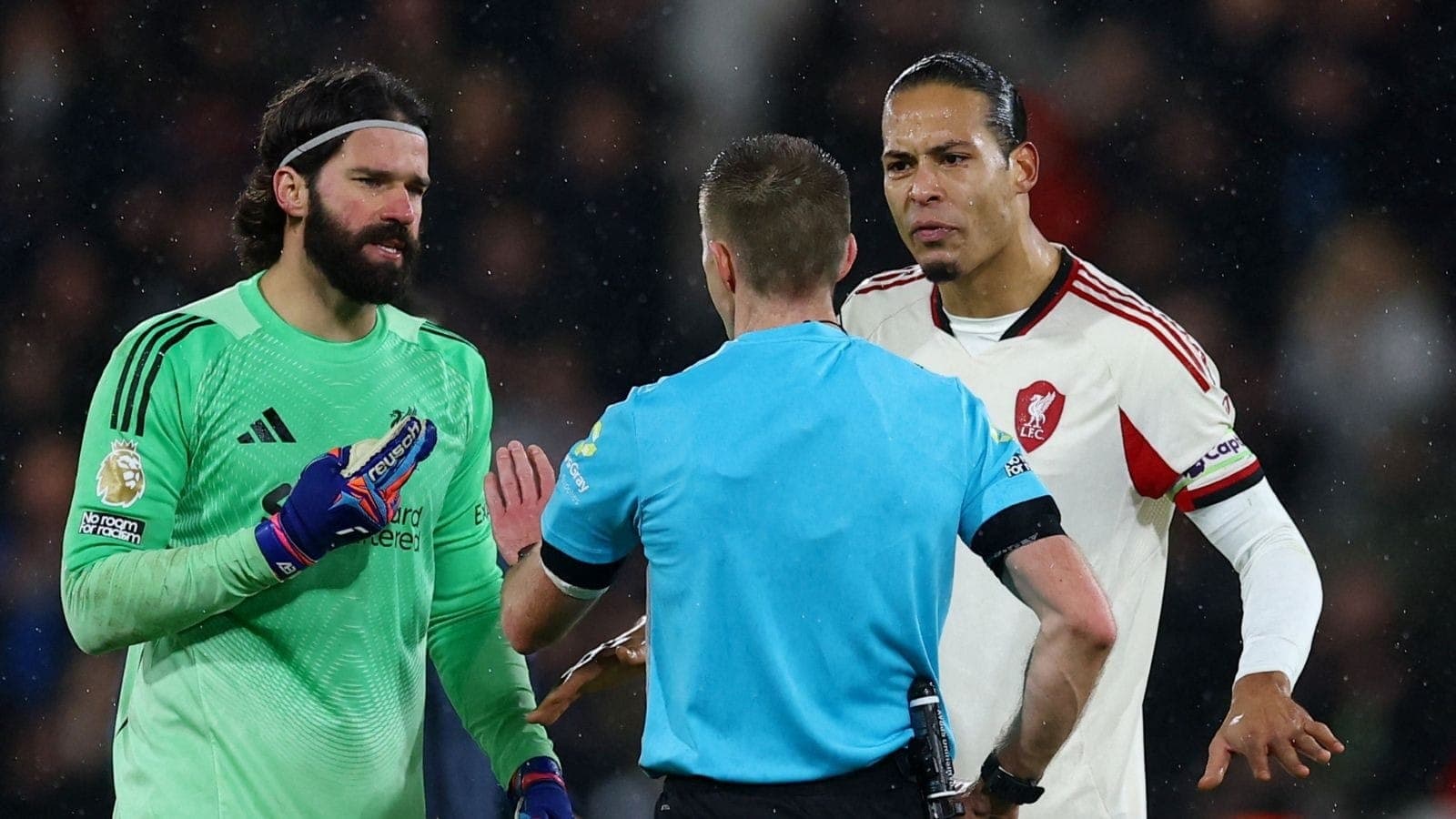 Alisson e Van Dijk reclamaram da arbitragem na derrota do Liverpool