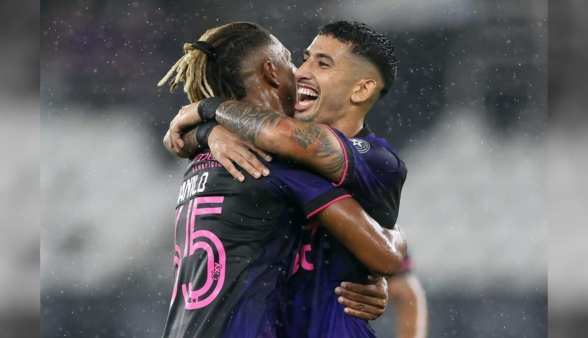 Danilo e Santi Rodríguez comemoram gol contra o Bangu