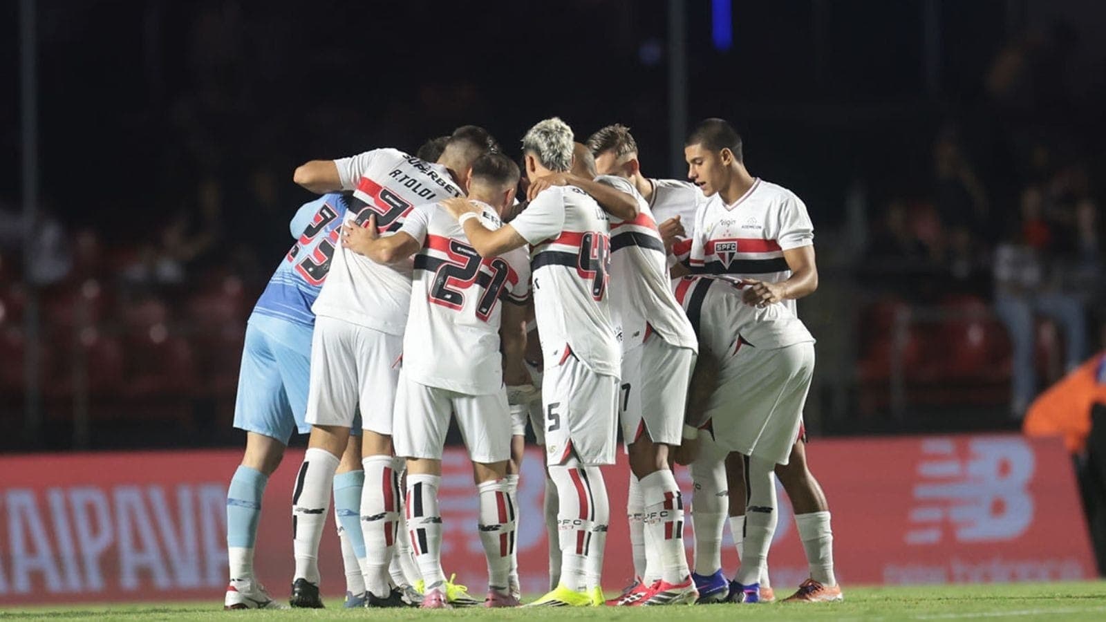 Elenco do São Paulo antes de enfrentar a Portuguesa