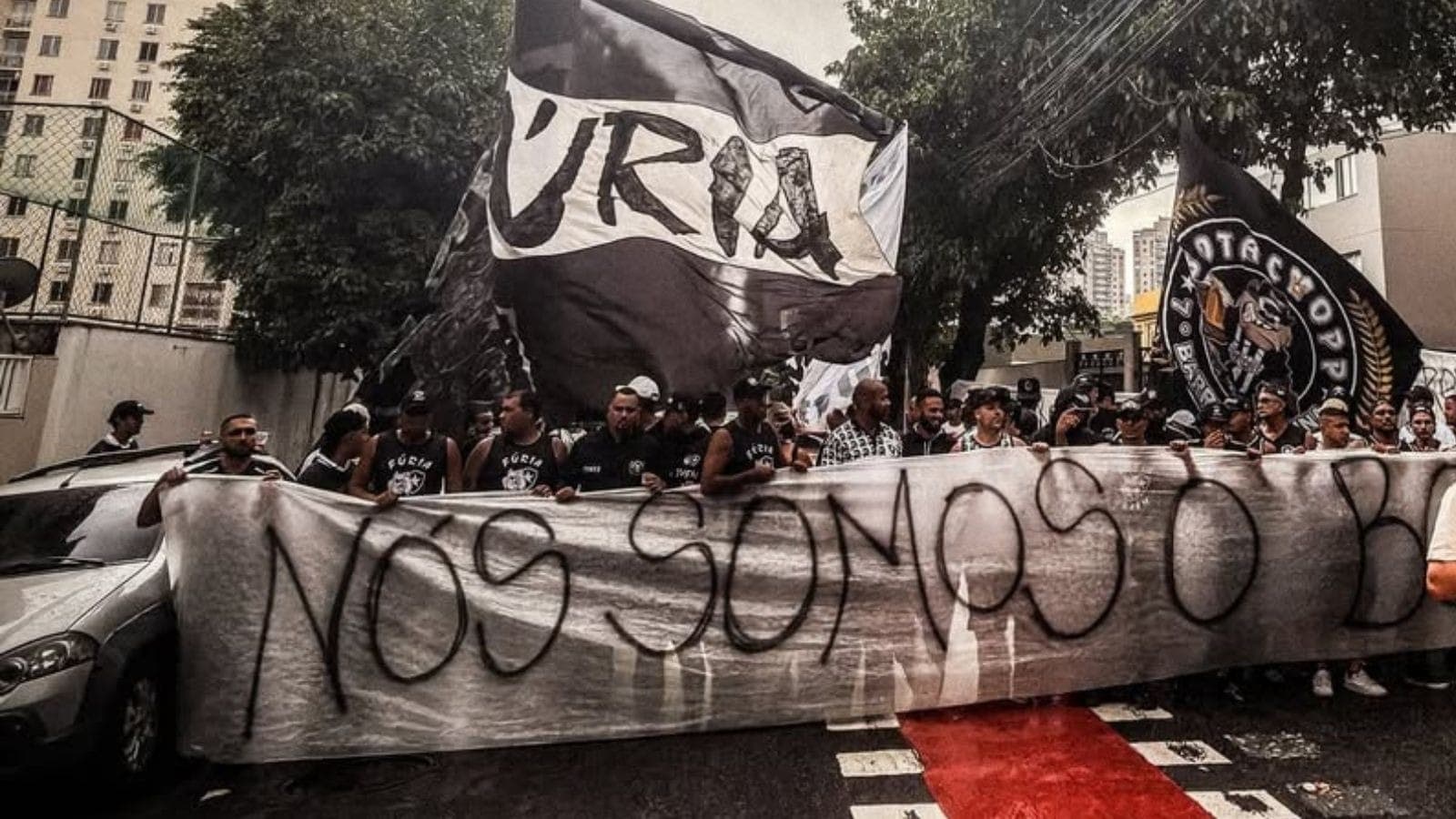 Torcida do Botafogo protesta contra John Textor