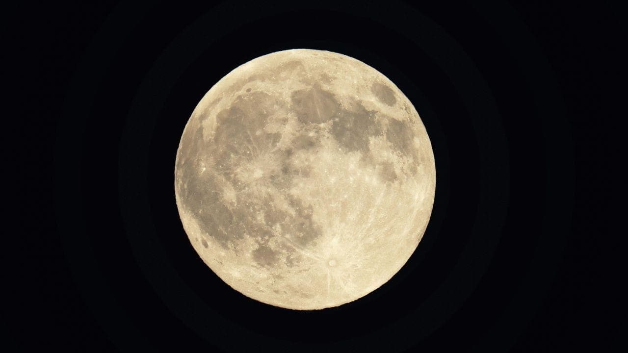 A Lua regula marés, clima e a estabilidade do eixo de rotação da Terra