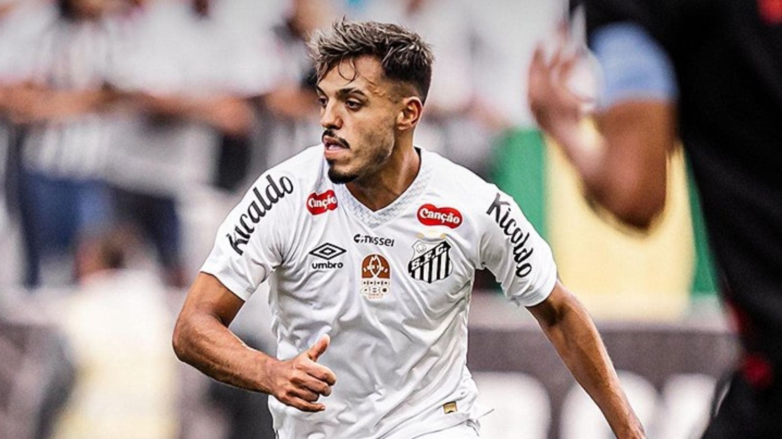 Gabriel Menino, volante do Santos, contra o Bragantino