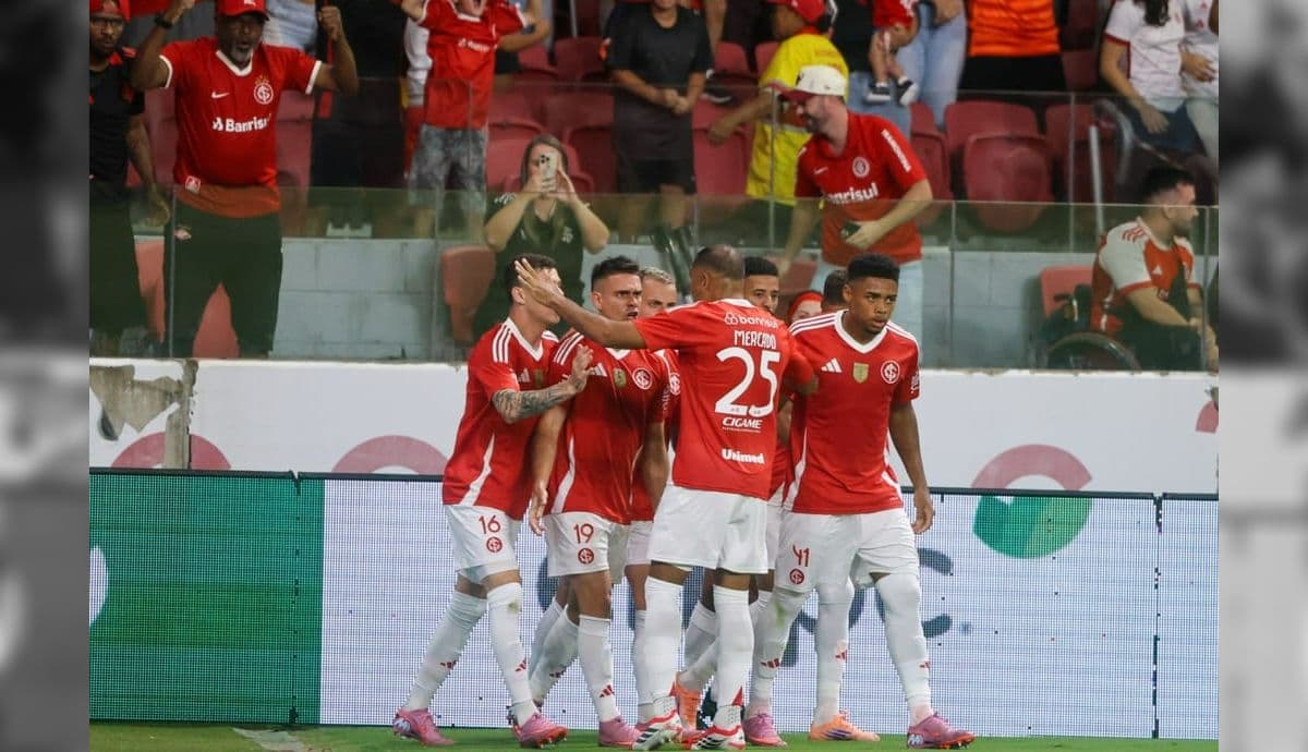 Jogadores do Inter comemoram gol contra o Grêmio