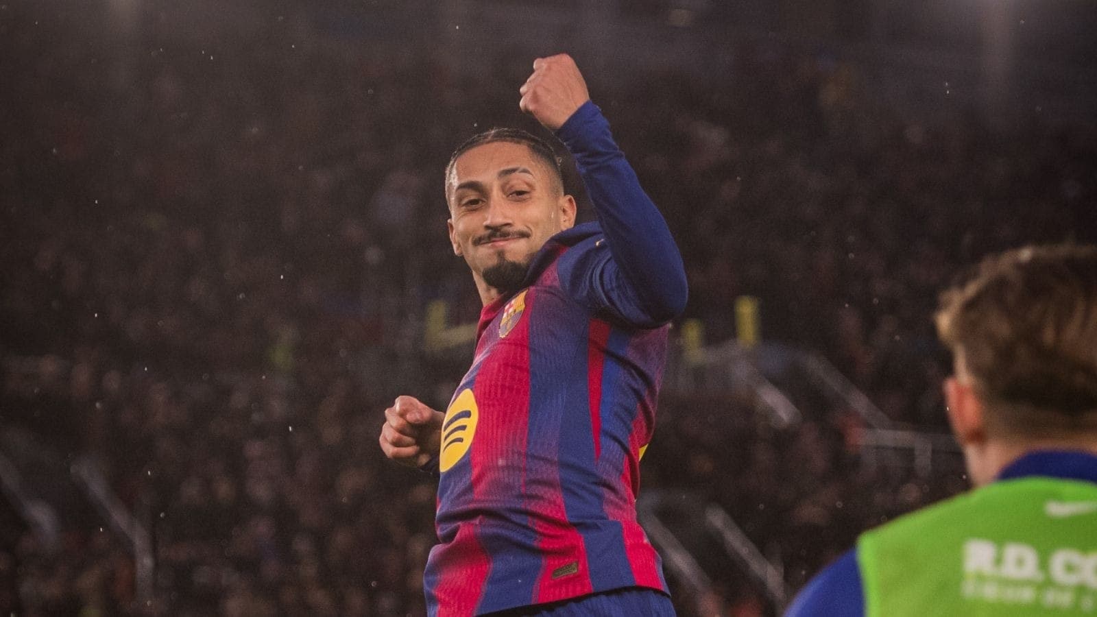 Raphinha comemora golaço pelo Barcelona contra o Oviedo
