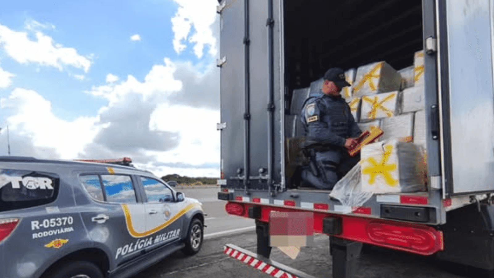 A droga estava escondida em meio a carga de óleo