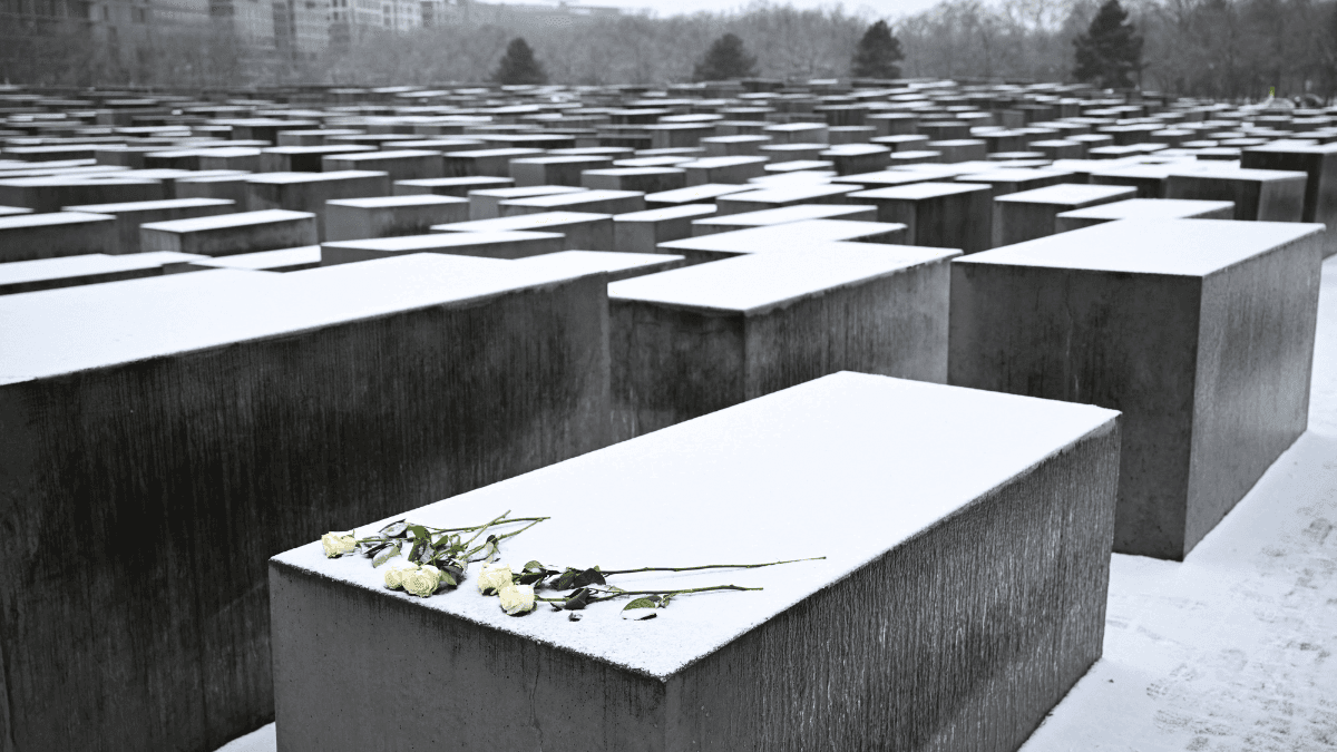 Flores sobre uma estela coberta de neve no Memorial aos Judeus Assassinados da Europa, em Berlim, no Dia Internacional da Lembrança do Holocausto
