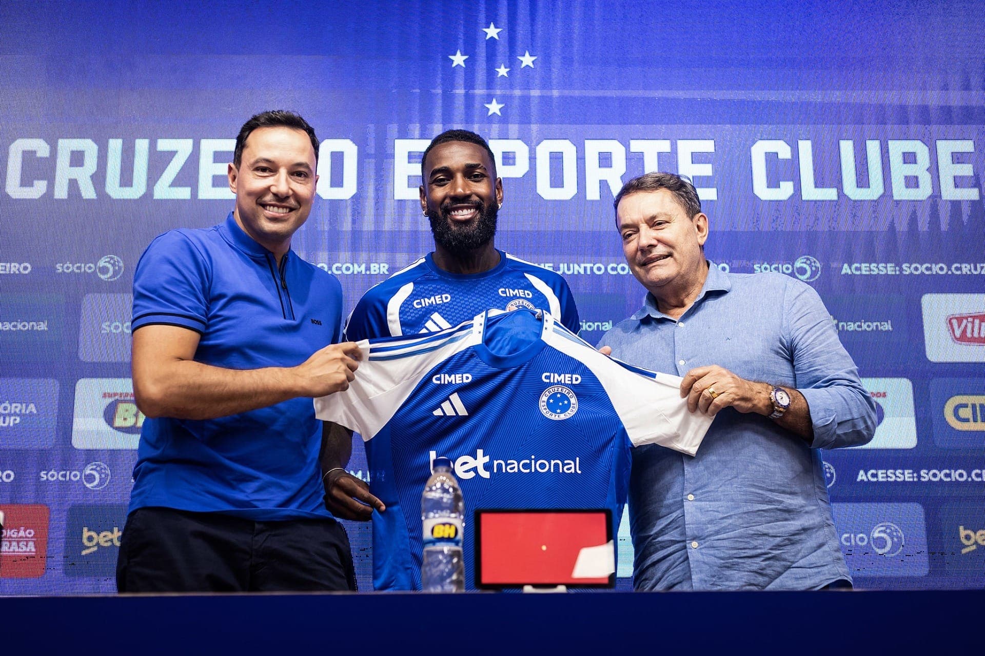 Gerson, contratado pelo Cruzeiro, na sua apresentação na Raposa