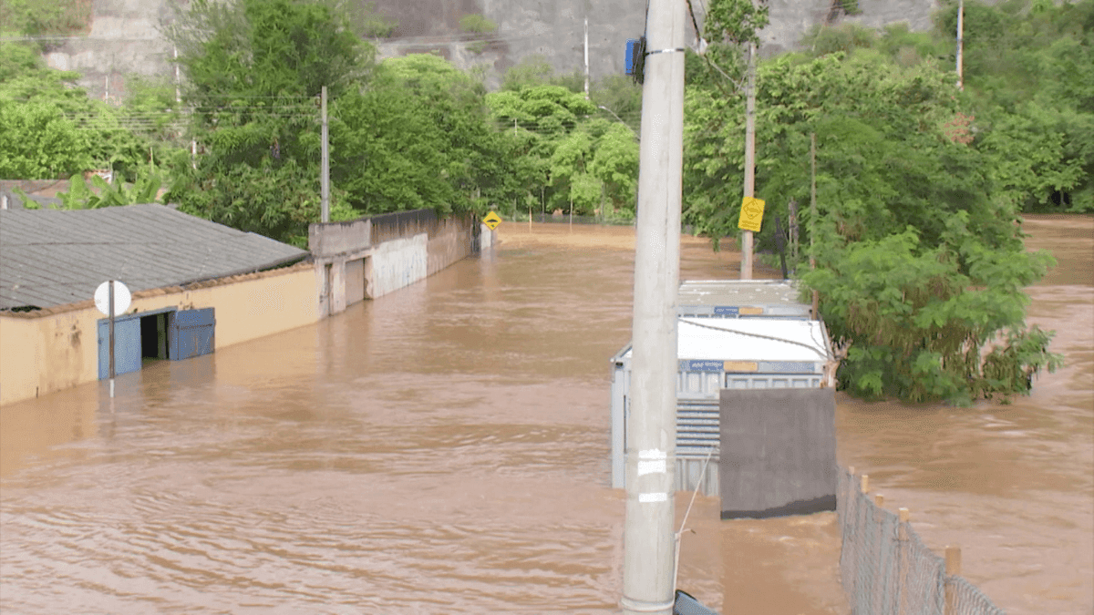 Rio Paraitinga apresenta baixa no nível após inundação